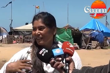 '..අරගලය පාවා දුන්නා..මම ඇත්ත කියන්නේ..ලක්ෂ 20ක් දීල මාව මෙතනින් ගන්න හදනවා.." අරගල භුමියේ නූර් අක්කා සිදු කරන විශේෂ හෙළිදරව්ව..(VIDEO)