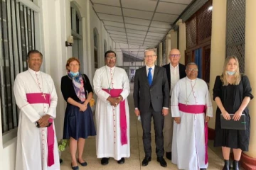 வடக்கு, கிழக்கு ஆயர்களைச் சந்திக்க ஹெலியில் வந்த சுவிஸ் தூதுவர்!