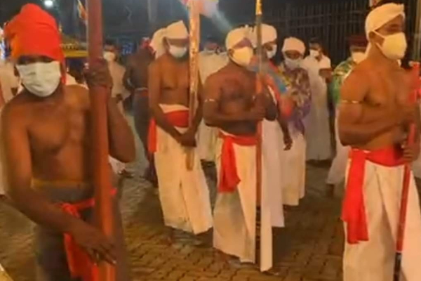 கொரோனா தொற்று தீவிரமடைந்திருக்கும் நிலையில் கண்டியில் நடைபெற்ற பெரஹரா நிகழ்வு! | Perahera Event Kandy Corona Infection Intensifies கொரோனா தொற்று தீவிரமடைந்திருக்கும் நிலையில் கண்டியில் நடைபெற்ற பெரஹரா நிகழ்வு! | Perahera Event Kandy Corona Infection Intensifies