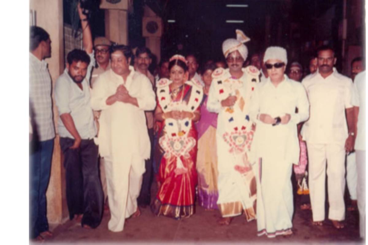 திருமணமாகி 2 வருஷத்தில் முதல் மனைவி மரணம்!! மறைந்த பாக்யராஜின் கல்யாண புகைப்படம்... | Do You Know Who Was Bhagyarajs First Wife திருமணமாகி 2 வருஷத்தில் முதல் மனைவி மரணம்!! மறைந்த பாக்யராஜின் கல்யாண புகைப்படம்... | Do You Know Who Was Bhagyarajs First Wife