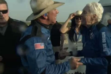 விமானி இல்லாமல் விண்ணுக்கு சென்று பூமி திரும்பிய அமேசான் நிறுவனர்!!