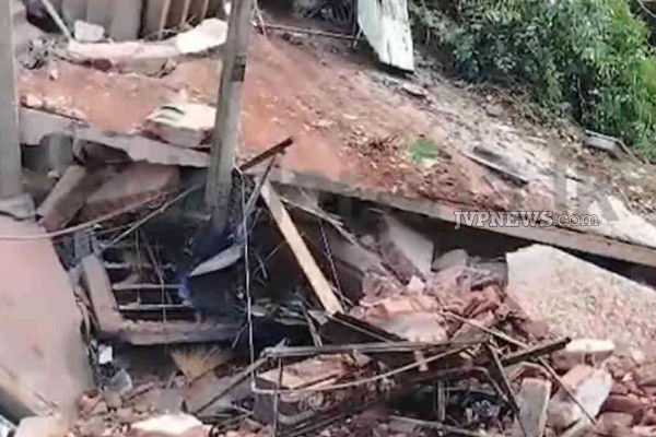 சற்று முன்னர் பாரிய மண்சரிவு ; ஒருவர் பலி, நான்கு பேர் காயம் | Massive Landslide In Kadugannawa Region