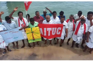 காற்றாலை அமைப்பதற்கு எதிர்ப்பு! கருப்பு துணி கட்டி கடலில் இறங்கி ஆர்ப்பாட்டம் (PHOTOS)