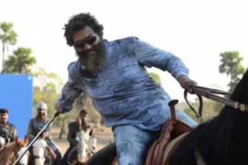 இயக்கியது 12 படம் தான்!! மொத்தம் வசூல் ரூ. 4200 கோடி!! இவர் தான் அந்த இயக்குநர்...