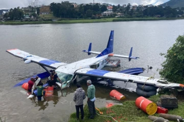 இரண்டு நாள் போராட்டத்தின் பின் வாவியிலிருந்து மீட்கப்பட்ட விமானம்