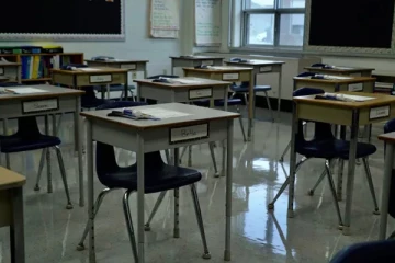 மாணவர்களுடன் தகாத நடத்தை: தொடக்கப் பள்ளி ஆசிரியர் இடைநீக்கம்