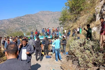 பந்தயத்தால் 300 அடி பள்ளத்தாக்கில் கவிழ்ந்த பேருந்து.., 36 பேர் பரிதாபமாக மரணம்