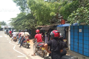 எரிபொருள் பெறுவதற்காக இரவு பகலாக அலைந்து திரிய வேண்டிய நிலை: மக்கள் கவலை (Photos)