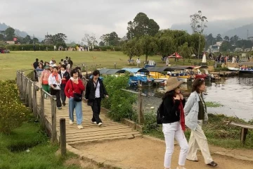 நுவரெலியாவில் குவியும் சுற்றுலா பயணிகள்