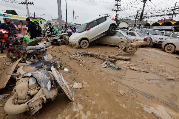 900 கடந்த இறப்பு எண்ணிக்கை... இலங்கை உட்பட பெருவெள்ளத்தில் தத்தளிக்கும் மூன்று நாடுகள் | Floods Death Toll Passes 900