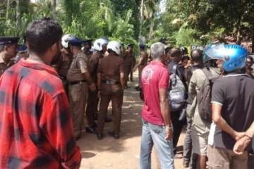 கட்சி அலுவலகத்துக்குள் வாள்களுடன் நுழைந்து அடாவடி ; அரசாங்க தரப்பு மீது குற்றச்சாட்டு