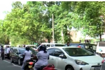 ඉන්ධන පෝලිමේදී  වෛද්‍යවරයෙකුට පහරදුන් හැටි