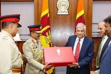 ஜனாதிபதி ரணிலுக்கு இராணுவத்திடமிருந்து கிடைத்த சிறப்புப் பை!(Photos)
