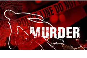 நள்ளிரவில் ரத்த வெள்ளத்தில் கிடந்த தாய், தந்தை - மகனுக்கு அறையில் காத்திருந்த அதிர்ச்சி!