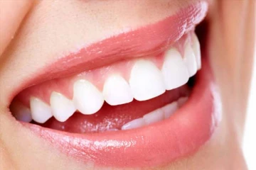 இரண்டே நிமிடத்தில் மஞ்சள் நிற பற்கள் வெள்ளையாக வேண்டுமா? இதோ அருமையான டிப்ஸ்