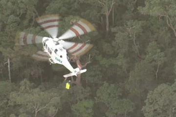 ஆஸ்திரேலியாவில் நிலச்சரிவில் சிக்கிய தாய் மற்றும் மகன் ஹெலிகாப்டர் மூலம் மீட்பு!