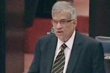 සභයට එන්න පාර කැපූ කෙනාට රතු පාස්පෝට් දීම වැරදිද?