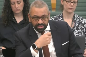 பிரித்தானியாவிலிருந்து நாடுகடத்தப்படும் அபாயத்தில் 30,000 புகலிடக்கோரிக்கையாளர்கள்