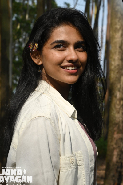 இந்த புகைப்படத்தில் உள்ள சென்சேஷனல் நட்சத்திரம் யார் என்று உங்களுக்கு தெரியுமா? இதோ பாருங்க | Sensational Actress Childhood Photo