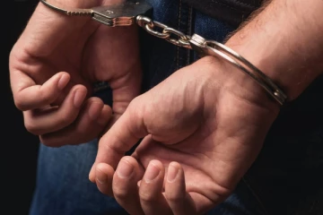 දුම්රිය පරක්කු වුණාට ස්ටේෂමට මගීන් පහර දීලා..