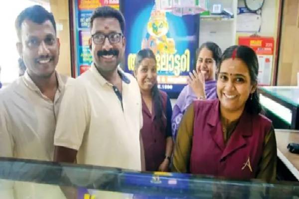 லொட்டரி டிக்கெட்டே வாங்காமல் ரூ.1 கோடி வென்ற பஸ் கண்டக்டர்.., ஒரே இரவில் கொட்டிய பணம் | Bus Conductor Wins 1Cr Without Buy Lottery Ticket