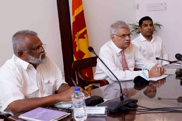 வடக்கில் காணி விடுவிப்பு - ரணில், டக்ளஸிற்கு அளித்த உறுதிமொழி | Land Cession North Ranil S Pledge To Douglas