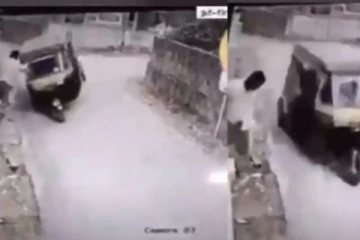 கவிழ போன ஆட்டோவை கரம் கொடுத்து தூக்கிய மனிதர்