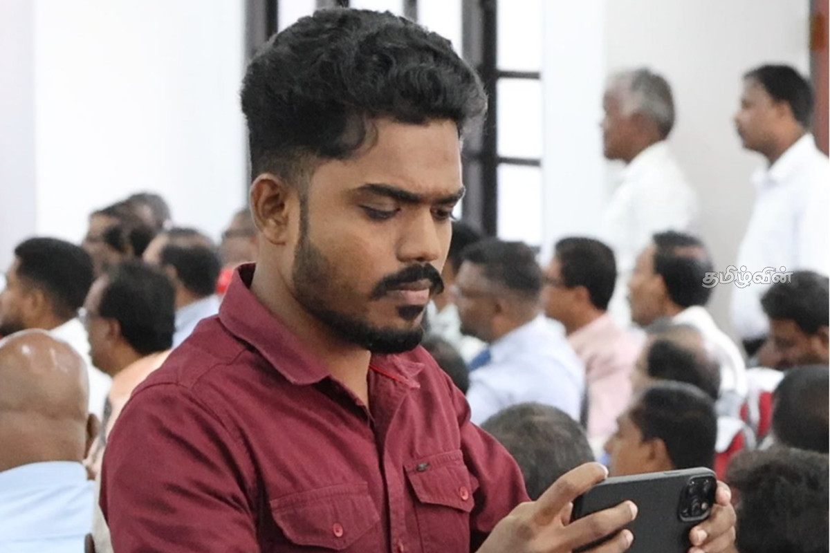 யாழ். ஒருங்கிணைப்புக் குழுக் கூட்டத்தில் பதற்றம் - அடியாட்களால் எழுந்த சர்ச்சை | Minister Chandrasekar S Aides Disrupt Jaffna Meet யாழ். ஒருங்கிணைப்புக் குழுக் கூட்டத்தில் பதற்றம் - அடியாட்களால் எழுந்த சர்ச்சை | Minister Chandrasekar S Aides Disrupt Jaffna Meet