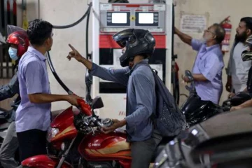 ඉරාන යුද්ධය නිසා වියදම් ඉහළ යන විට බංග්ලාදේශයත් ඉන්ධන මිල ඉහළ දමයි