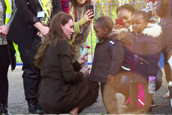 3 வயது சிறுவனுக்கு மலர் கொடுத்த வேல்ஸ் இளவரசி! | Princess Of Wales Gave Flowers To A 3 Year Old Boy