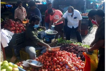 தொடரும் கனமழை - தக்காளி ரூ.100க்கு விற்பனை