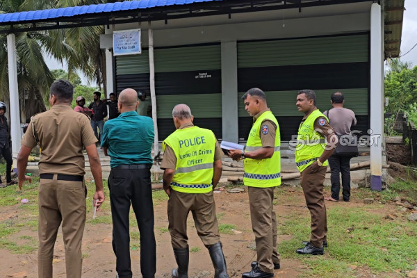 கிண்ணியாவில் கடை ஒன்றின் முன்னால் ஆண் ஒருவரின் சடலம் மீட்பு | Body Of A Man Recovered In Kinniya கிண்ணியாவில் கடை ஒன்றின் முன்னால் ஆண் ஒருவரின் சடலம் மீட்பு | Body Of A Man Recovered In Kinniya