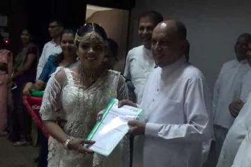 திருமண உடையில் வந்து ஆசிரிய நியமனத்தை ஏற்ற மணமகள்