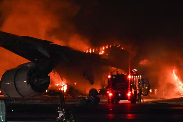 நிலநடுக்கம், சுனாமியை அடுத்து ஜப்பானில் கோர சம்பவம்: நெருப்பு கோளமான பயணிகள் விமானம் | Horrific Runway Crash Tokyo Airport Jet In Flames