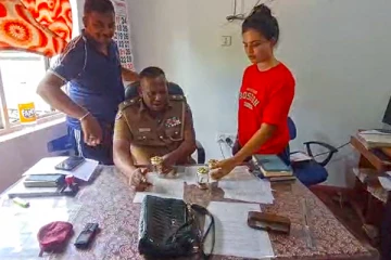 யாழில் கோவில் வளாகத்தில் நகைகளை திருடி பொலிஸாரிடம் சிக்கிய பெண்