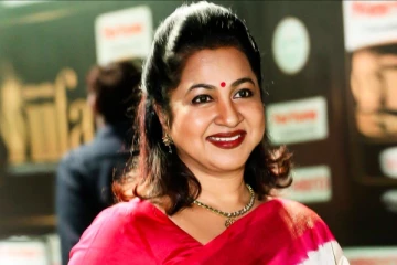 பேரக் குழந்தைகளுக்கு பாட்டியான வயசுலயும் மார்டன் உடையில் கலக்கும் நடிகை ராதிகா! எப்படியிருக்கார் தெரியுமா? தீயாய் பரவும் புகைப்படம்