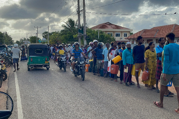 நீண்ட நாட்களின் பின் மண்ணெண்ணெய் விநியோகம்: நீண்ட வரிசையில் காத்திருக்கும் மக்கள் (Photos) | Kerosene Distribution After Long Days