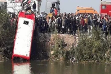 பள்ளத்தில் கவிழ்ந்து விபத்துக்குள்ளான பேருந்து: 3 குழந்தைகள் உட்பட 21 பேர் பலி!