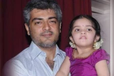 தனது மகளுடன் நீச்சல் குளத்தில் நீச்சலடித்த தல அஜித், இதுவரை பலரும் பார்த்திராத புகைப்படம்..இதோ
