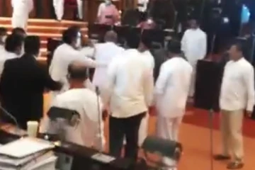 நாடாளுமன்றில் எதிர்கட்சி மீது ஆளும் தரப்பு தாக்குதல் முயற்சி-சண்டியர்களிடமிருந்த உறுப்பினரை பாதுகாத்துத் தருமாறு கோரிக்கை!