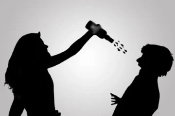 வேறு பெண்ணுடன் நிச்சயதார்த்தம் - கூலிக்கு ஆள் அமர்த்தி ஆசிட் அடிக்க சொன்ன காதலி