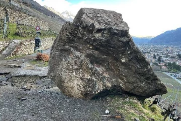 சுவிஸ் உணவகத்தை நோக்கி உருண்டு வந்த பாறை: அதிர்ஷ்டவசமாக தப்பிய மக்கள்