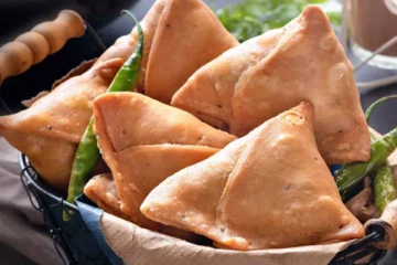 சமோசா பிரியர்களே ஷாக் ஆகிடாதீங்க! ஊதா மற்றும் சிகப்பு நிறத்தில் சமோசாவா?