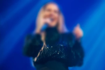 ප්‍රකට රූමත් ගායන ශිල්පිනියක් හදිසියේම මිය යයි..