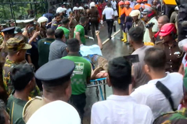 கடை மீது சரிந்து விழுந்த பாறைகள் - பேராதனை பல்கலை விரிவுரையாளர் பலி | Kadukannawa Landslide Peradeniya Uni Lecturer Dies