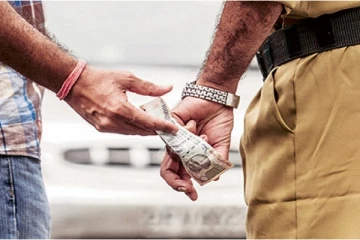 වැඩ වැරදුණු පොලිස් කොස්තාපල්...