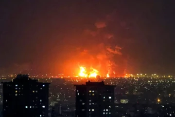 ඊශ්‍රායල ප්‍රහාරයකින් ටෙහෙරානයේ මාර්ගයක් දිගේ ගිනි ජාලාවක් ඇවිලේ