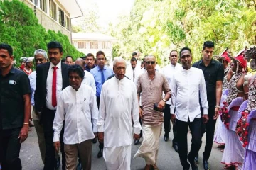 பிரதமரின் தலைமையில் இடம்பெற்ற அம்பாறை மாவட்ட முன்னேற்ற மீளாய்வுக் கூட்டம்(Photos)