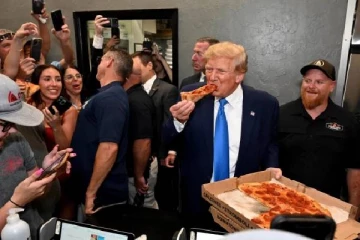 எச்சில் வைத்த பீட்சாவை ஆதரவாளர்களுக்கு தின்னக் கொடுத்த டொனால்டு ட்ரம்ப்