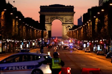 பாரீஸில் சுடப்பட்ட வெளிநாட்டவர்: கூட்டத்தை பயன்படுத்தி குற்றவாளி தப்பியோட்டம்